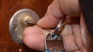 Por qué no es seguro dejar las llaves puestas por dentro, según cerrajeros y expertos