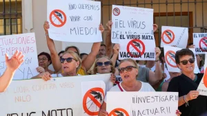 La oposición y los afectados acusan a la Junta de no atender los avisos frente al virus del Nilo