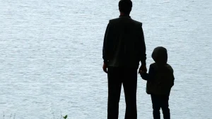 Bruselas expedienta a España por no retribuir las últimas semanas del permiso parental