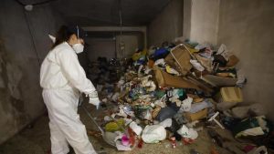 Hallan un cadáver en un local de Granada donde vive una mujer con Diógenes