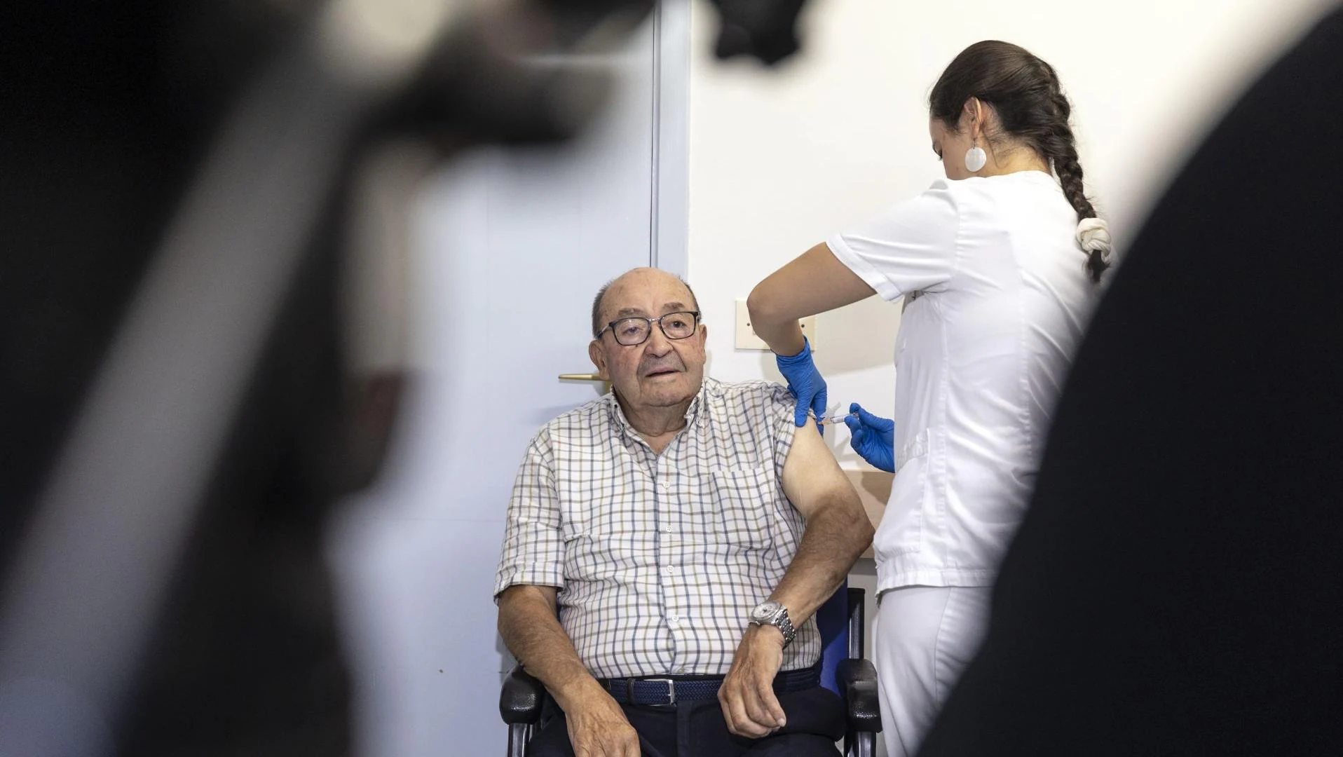 Sanidad descarta una vacunación masiva contra la gripe y la covid y la centra en los grupos de riesgo