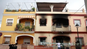 Un móvil en carga sobre un sofá, causa del incendio de Sevilla con cuatro fallecidos