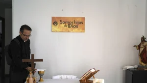 El milagro del cáliz de Paiporta: dos metros de barro en la sacristía y el paño que cubre la copa «sin una sola mancha»