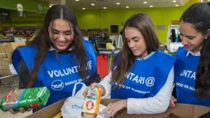 Seis de cada diez españoles han colaborado alguna vez con una ONG y un 38% lo hizo en 2023