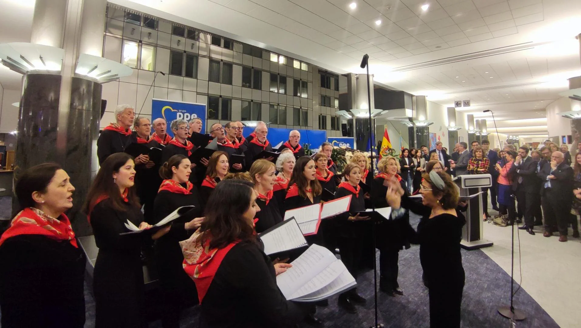 El coro vitoriano Amalur lleva el euskera al Parlamento Europeo