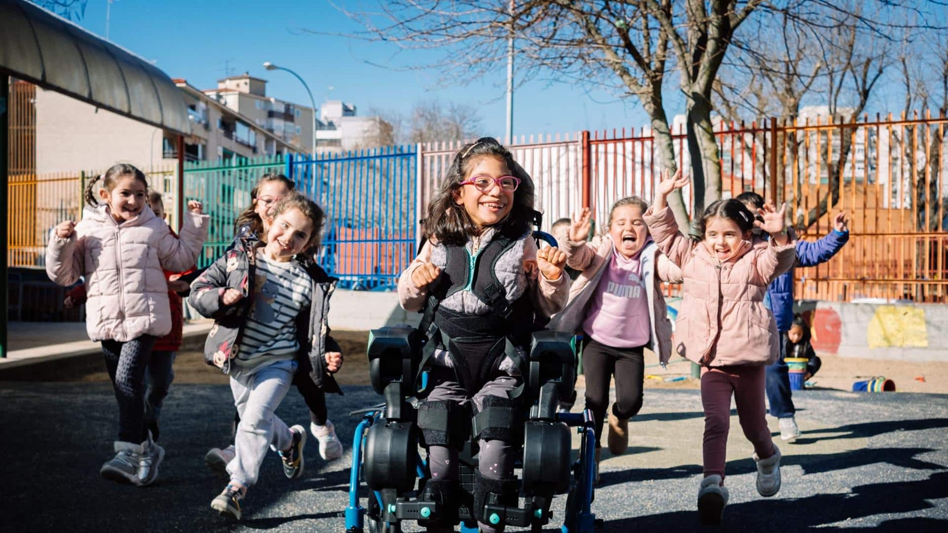 El exoesqueleto infantil da un gran paso para que los niños con parálisis puedan utilizarlo por primera vez en casa y en la calle