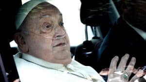 El médico del Papa asegura que hubo un momento en el que tuvieron que elegir «entre dejarlo ir o probar con todo»