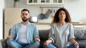 Puttering: El truco secreto para una vida más relajada que se ha vuelto viral