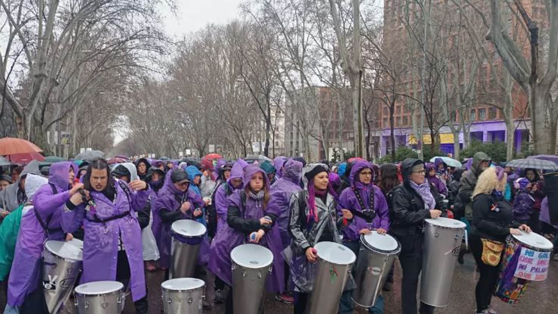 Miles de personas se manifiestan en Madrid en un 8M pasado por agua