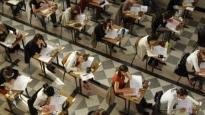 Ya puedes pedir la beca, aunque no sepas qué vas a estudiar ni si lograrás el 5