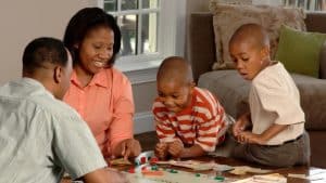 Cinco juegos de mesa para celebrar el Día del Padre en familia
