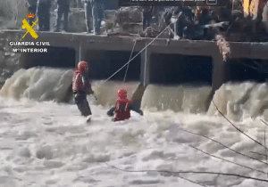 Encuentran la moto del desaparecido en Málaga tras ser arrastrado por el río Genal
