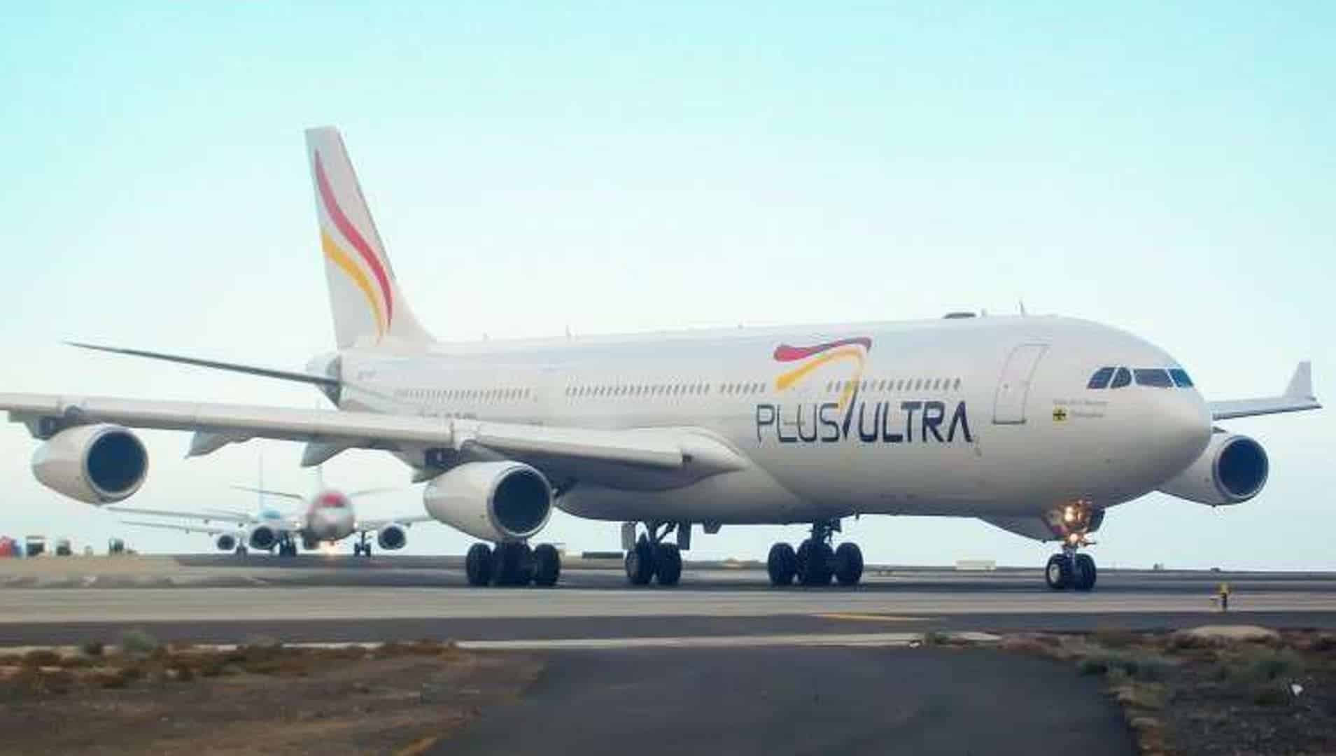Un pasajero intenta abrir la puerta de un avión en un vuelo Madrid-Caracas