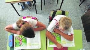 Los pediatras rechazan el uso de las pantallas en Infantil y piden que se limite en Primaria