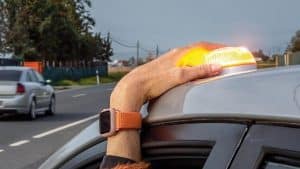 Adiós a los triángulos: la V16 será obligatoria desde 2026 y esto es todo lo que tienes que saber