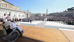 El Papa reaparece por primera vez en la plaza de San Pedro desde su hospitalización