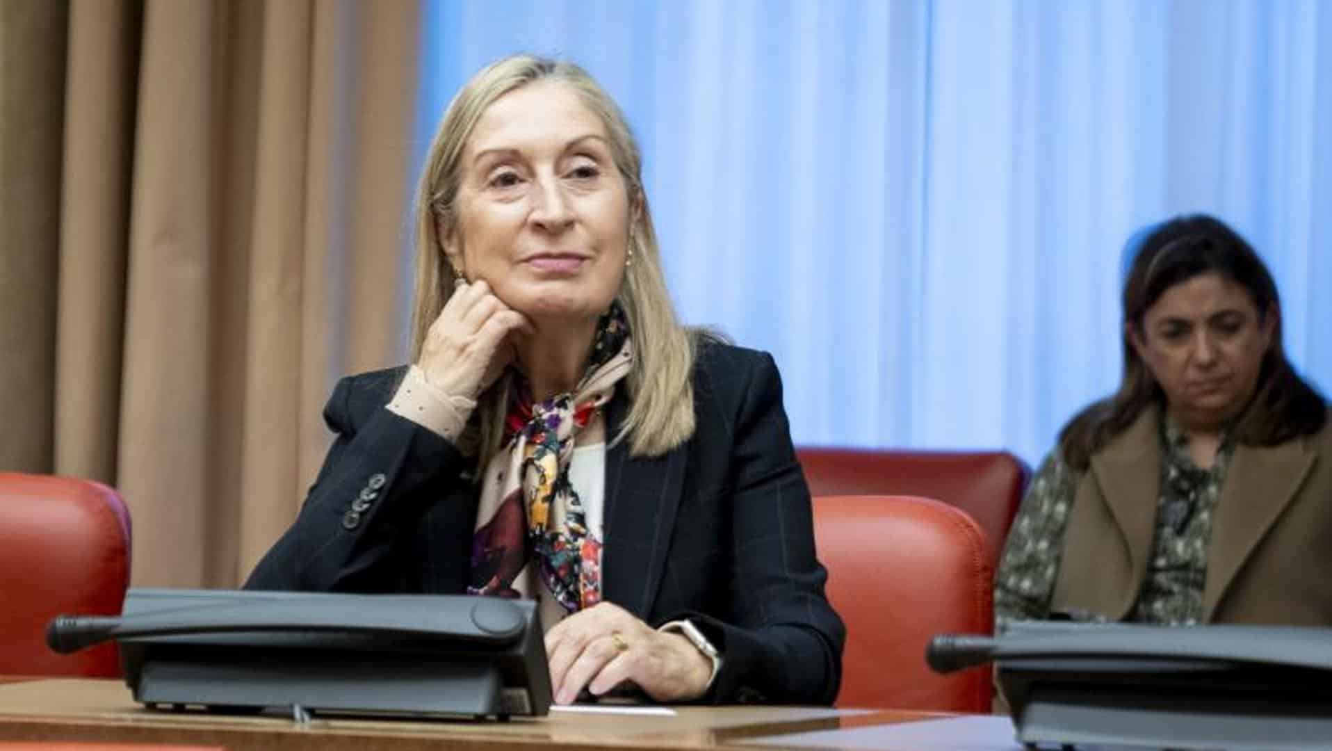 La exministra Ana Pastor salva a un pasajero en un vuelo