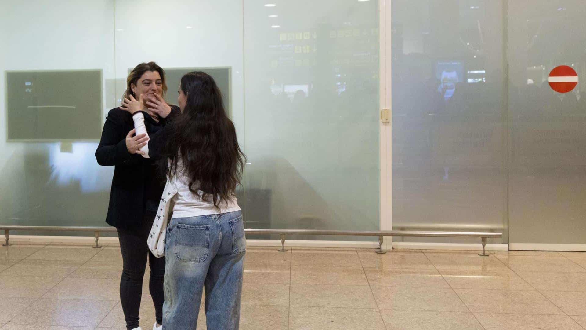 Llega a España Fátima Ofkir, la joven catalana amnistiada tras pasar 7 años en una prisión de Omán