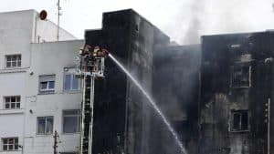 Extinguido un incendio en un edificio de Castellón sin heridos pero con daños materiales