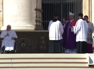 El Papa aparece por sorpresa al final de la Misa en la Plaza de San Pedro