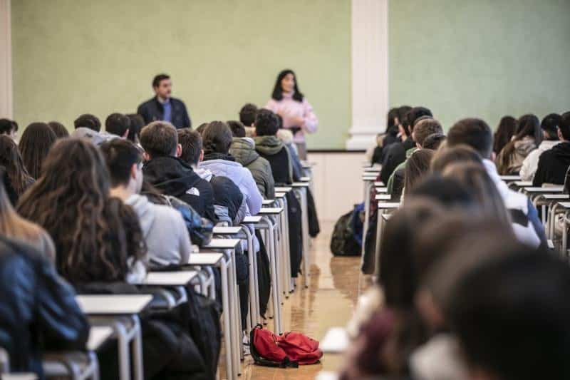 ¡Impactante! La mitad de los profesores enfrentan insultos y agresiones ...