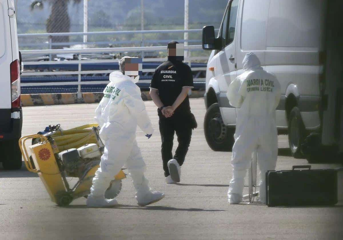 Recuperados dos cadáveres que podrían corresponder a los desaparecidos en una nave en Murcia