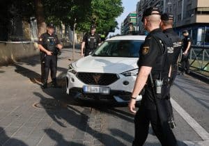 Arcuri abandona con su hijo los juzgados escoltado por la Policía tras la entrega del menor por Juana Rivas