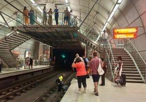 «Se ha tirado a las vías del metro para que no lo apuñalen»