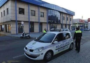 Hospitalizado un policía local fuera de servicio tras recibir una paliza durante el robo de un móvil en Málaga
