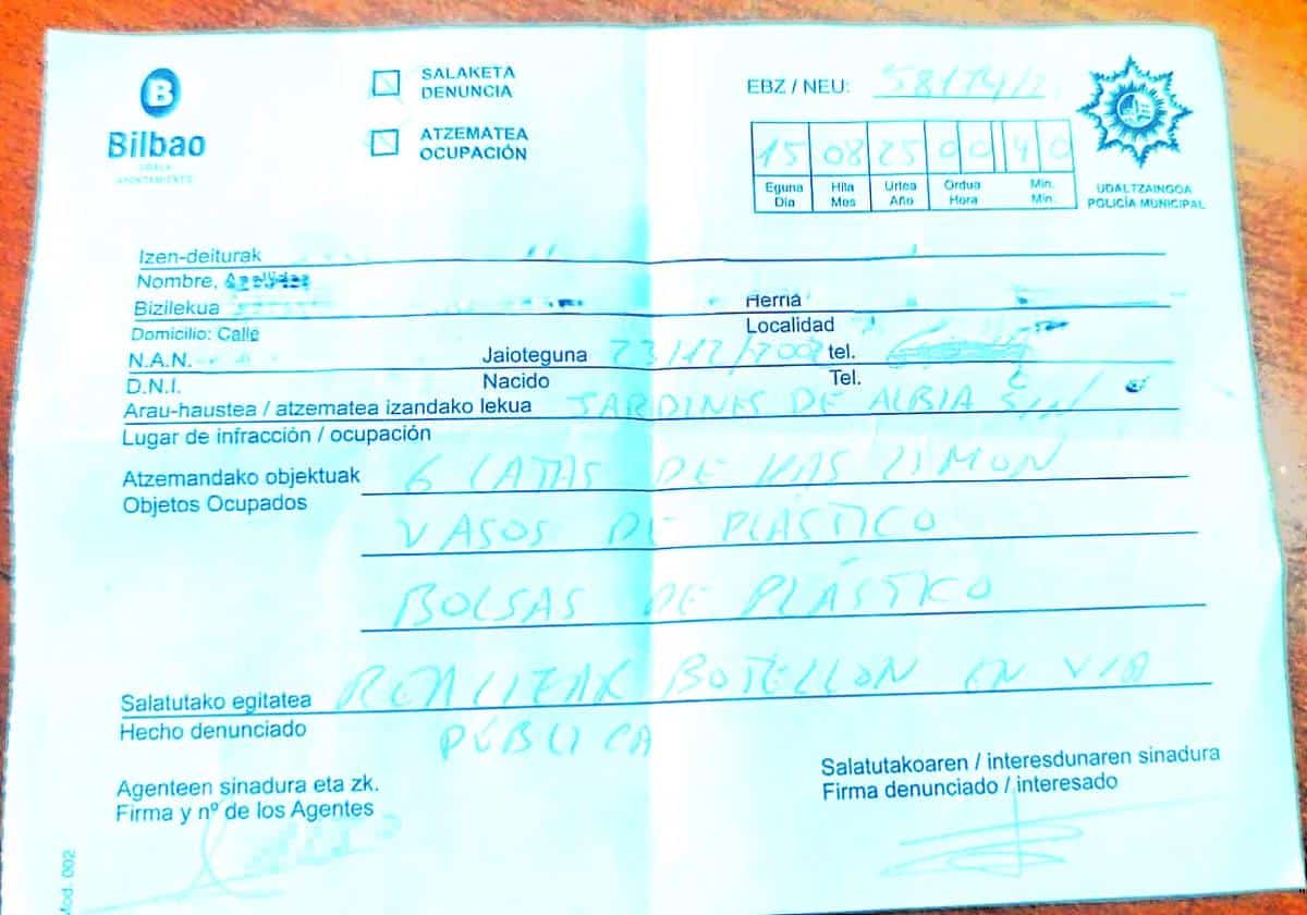 Multan con 400 euros a dos jóvenes que bebían latas de refresco en Bilbao