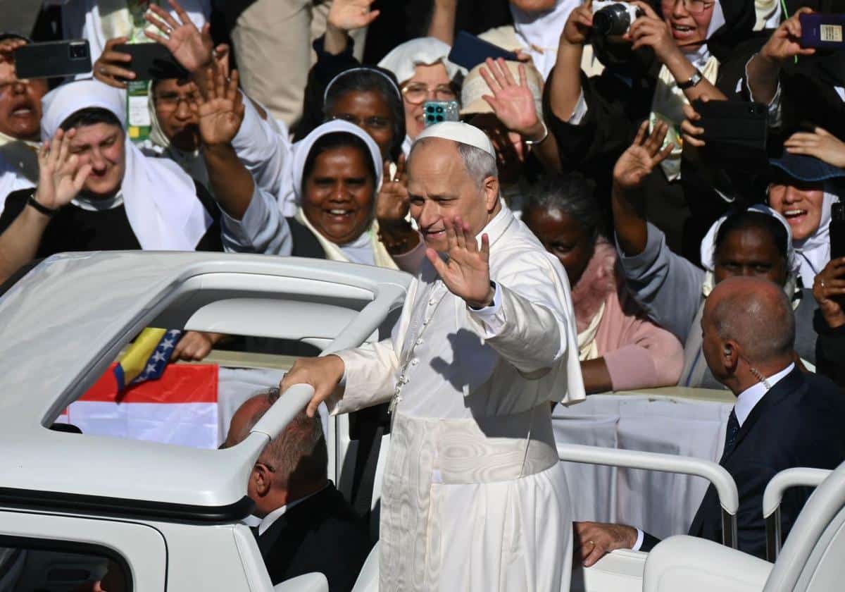 León XIV denuncia «la dictadura de una economía que mata» en su primer mensaje apostólico