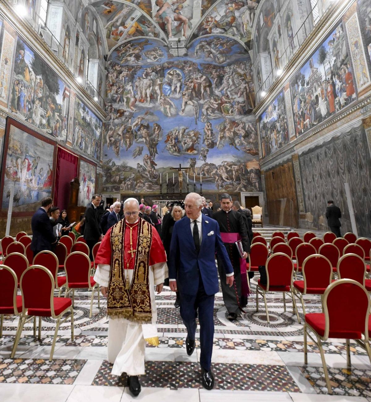 León XIV y Carlos III rezan juntos en la Capilla Sixtina en una imagen histórica