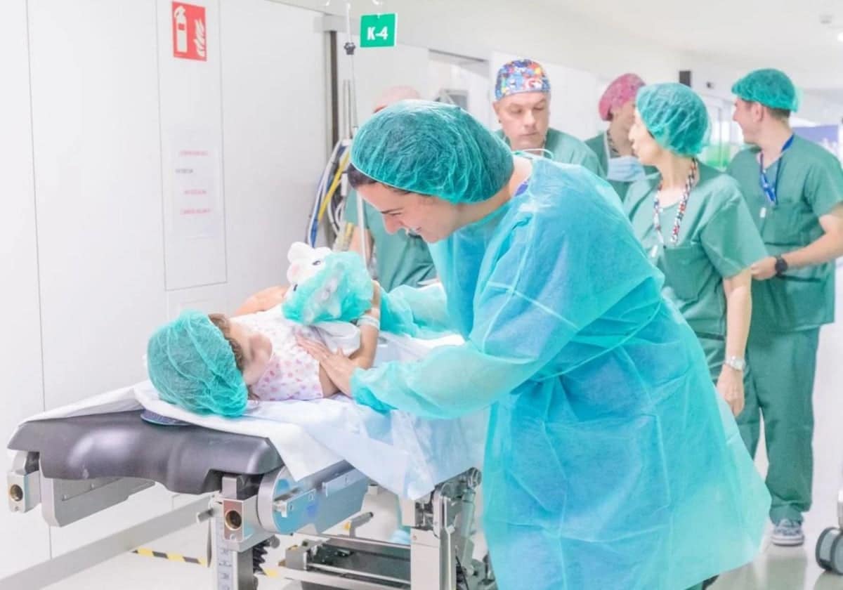 Sanidad promueve que los padres acompañen a sus hijos al quirófano para reducir el estrés de los niños