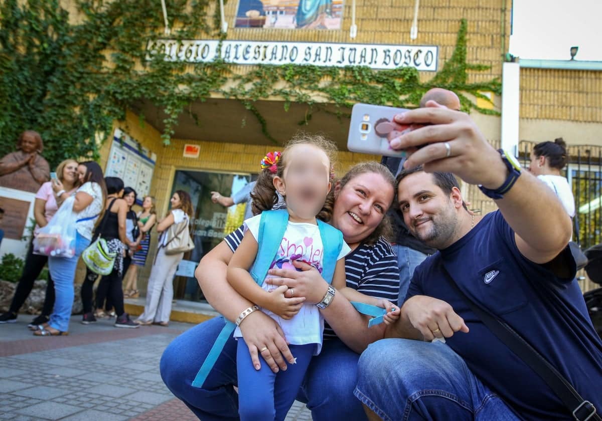 Juventud regulará qué fotos, vídeos y datos de menores pueden subir sus padres a las redes