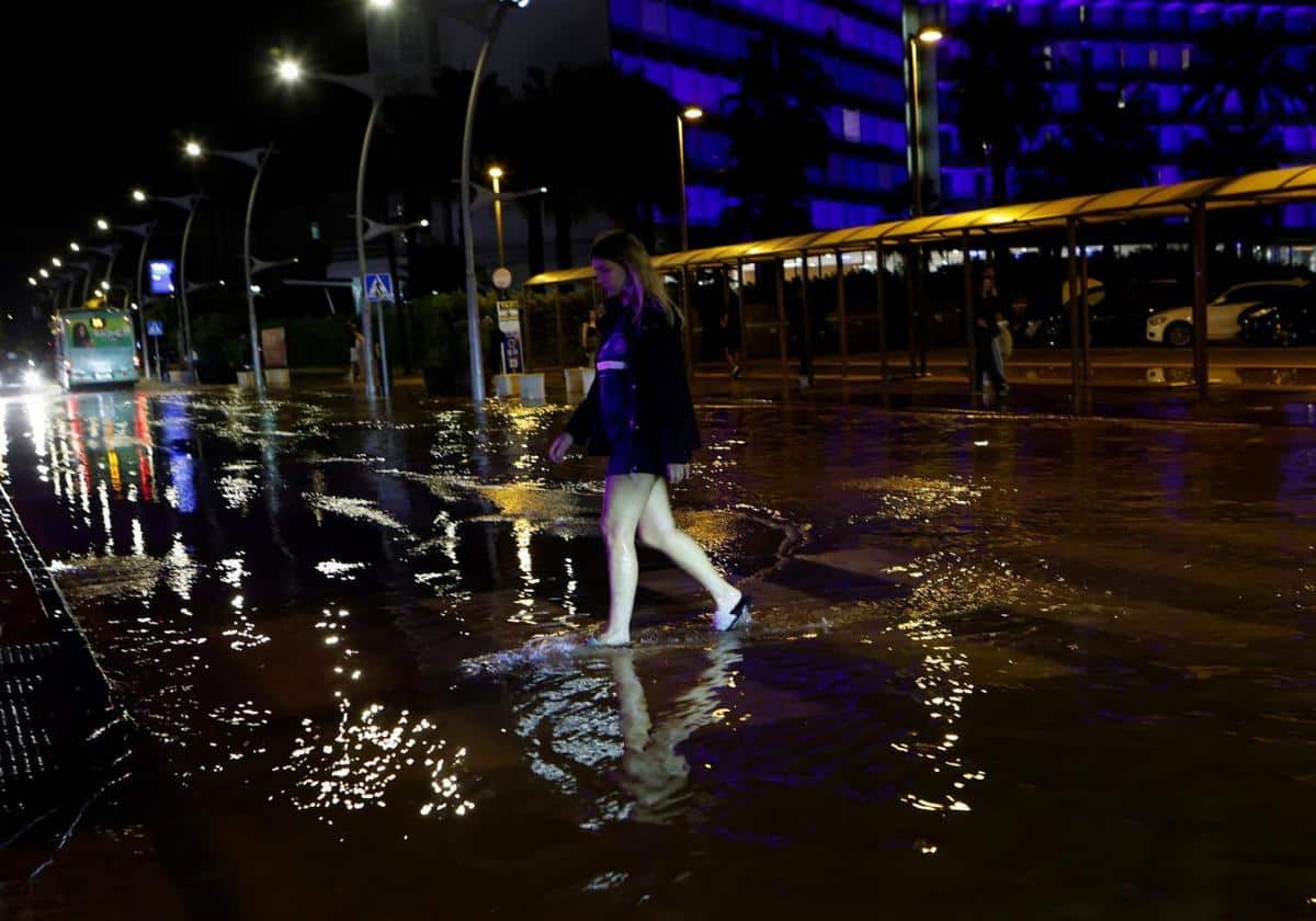 La UME interviene durante la noche en Ibiza achicando agua en casas y calles