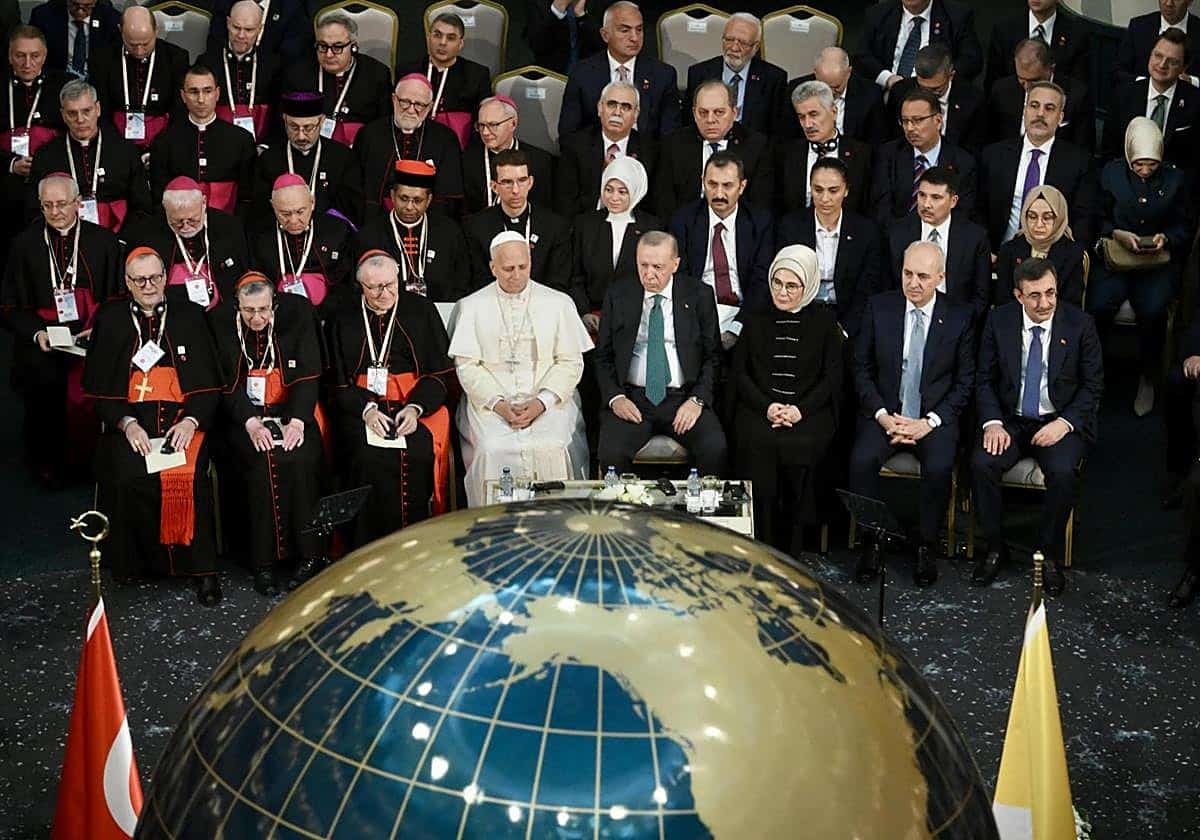 El Papa pide en Turquía líderes «que favorezcan el diálogo» ante la multiplicación de conflictos