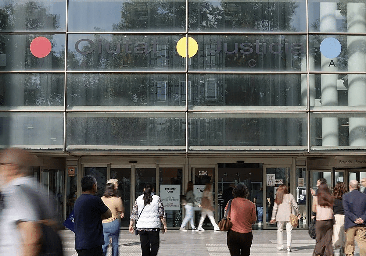 Absuelto un cirujano de Valencia de robar 50.000 euros en casa de su exnovia cuando fue a acostarse con una amante