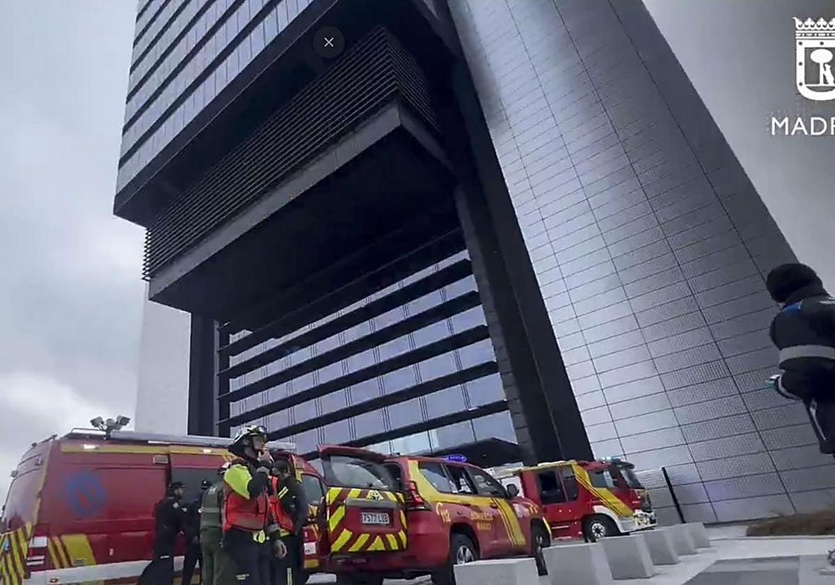 Desalojan la torre Foster de la Castellana, en Madrid, por un incendio en un transformador eléctrico