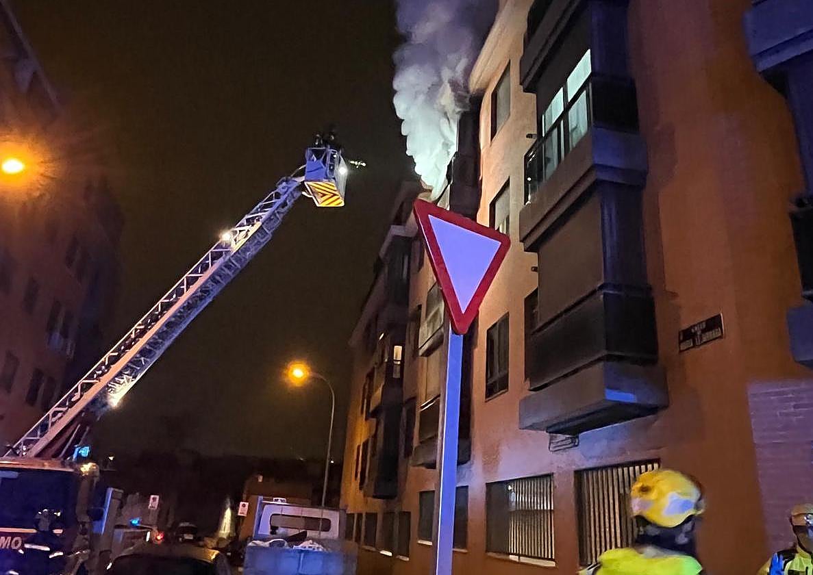 Los fallecidos en el incendio de Carabanchel son una mujer de 90 años y dos hermanos de 66 y 56
