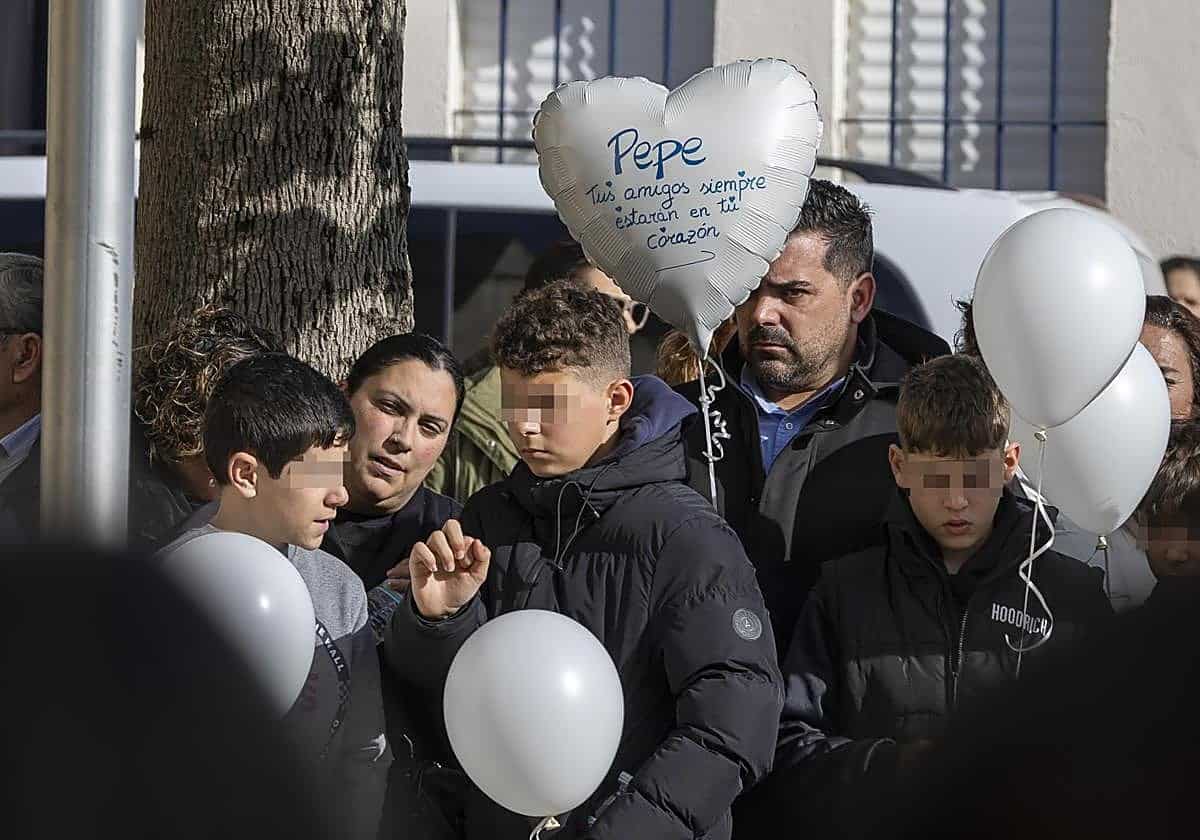 Globos blancos para despedir a la familia Zamorano Álvarez, de la que solo sobrevivió la pequeña Cristina