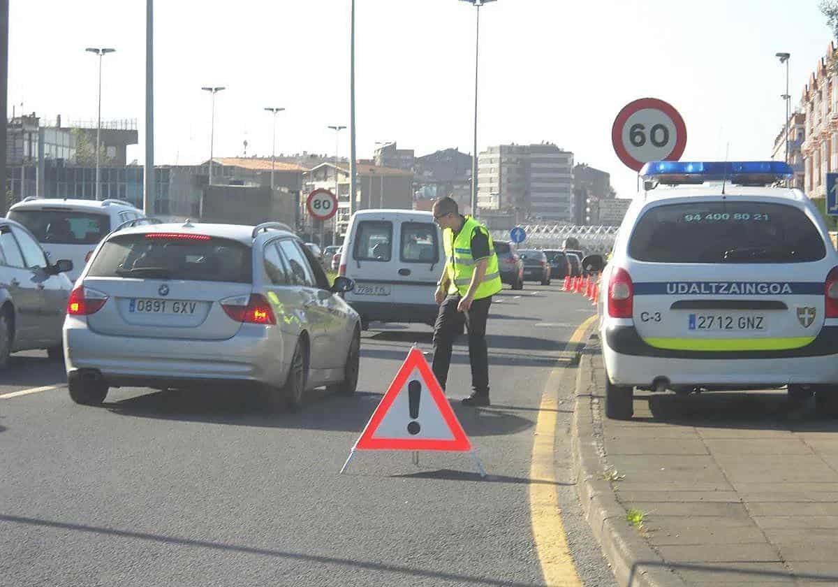 Un trabajador del aeropuerto coge el coche de una turista para irse a hacer la compra a Bilbao