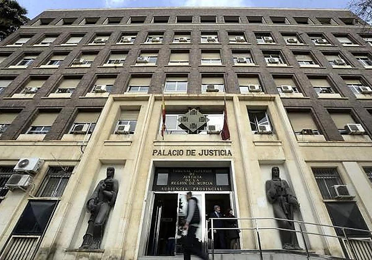 Ocho años de cárcel por dejar casi ciego de un ojo a un hombre en Murcia al grito de «maricón de mierda»