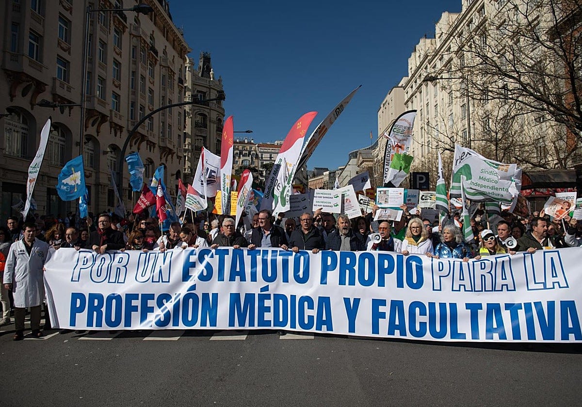 Miles de médicos de toda España se manifiestan en Madrid para reclamar un estatuto propio