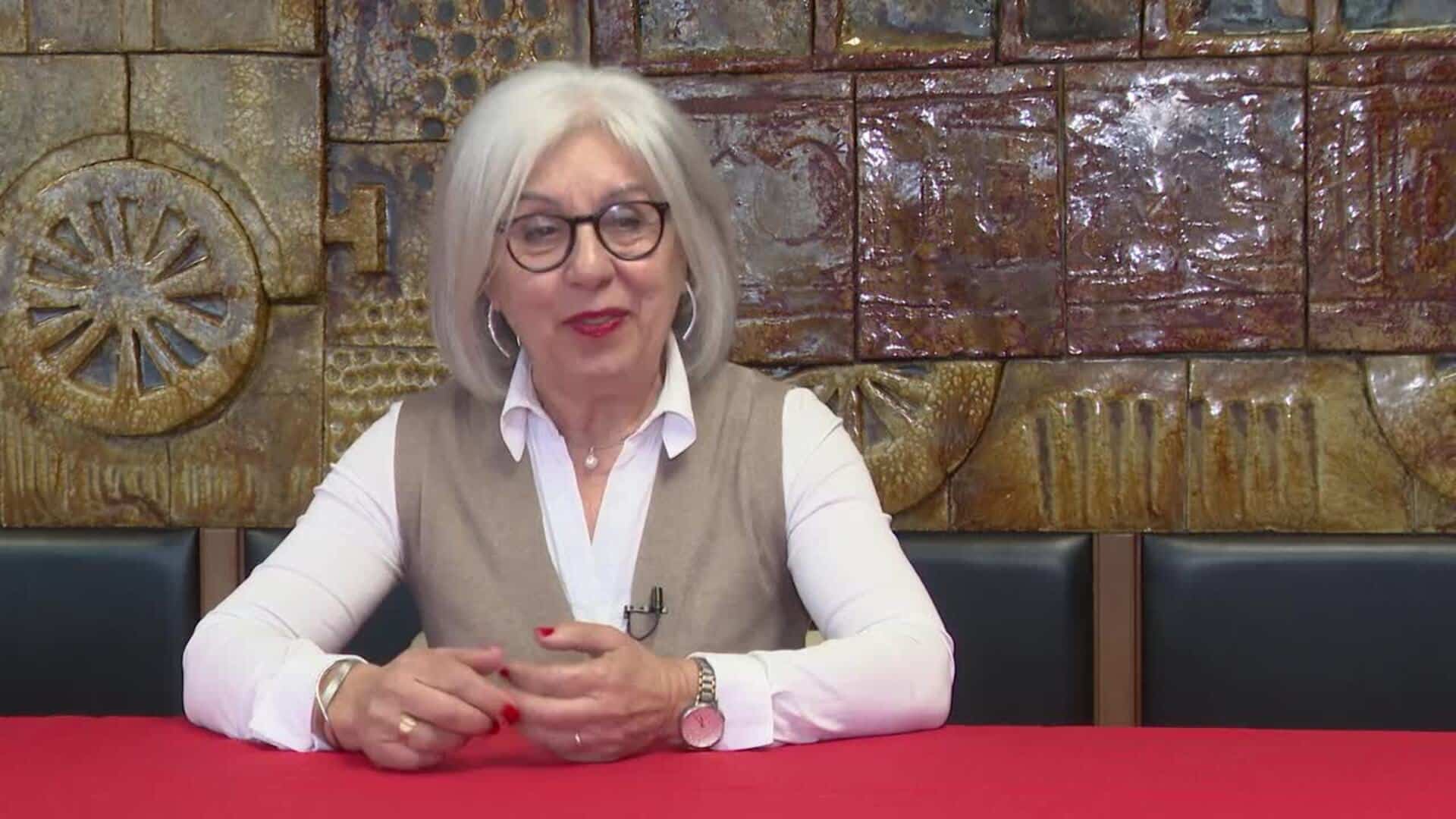 Pioneras en sus profesiones valoran los cambios, aunque ellas aún "tienen que demostrar más"