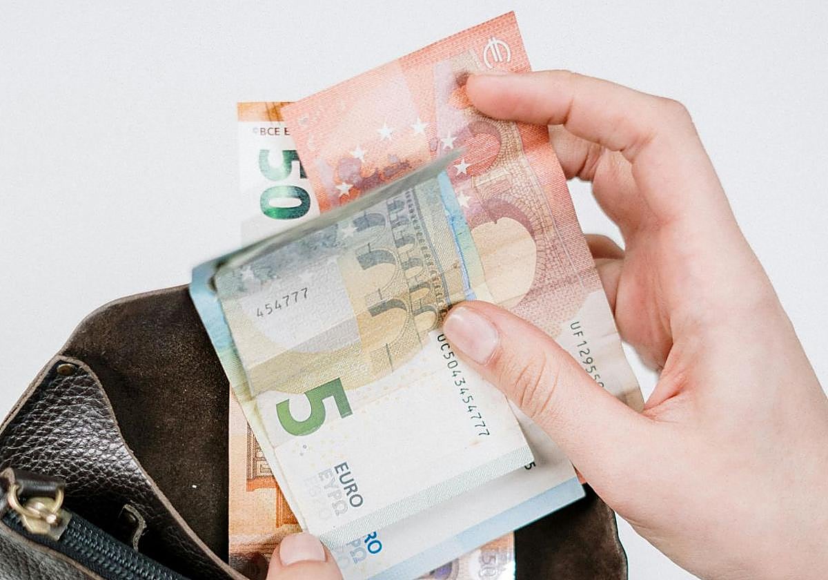 Esto es lo que ocurre si donas dinero en efectivo a un familiar: Hacienda aclara cuándo no tributa en el IRPF