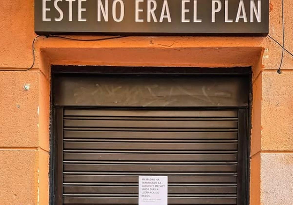 Cierra «para llenar de besos» a su madre: el emotivo cartel que luce la persiana de este bar