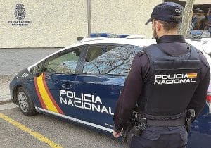 Rompe la nariz a una mujer y agrede a su hijo por una plaza de aparcamiento en Málaga