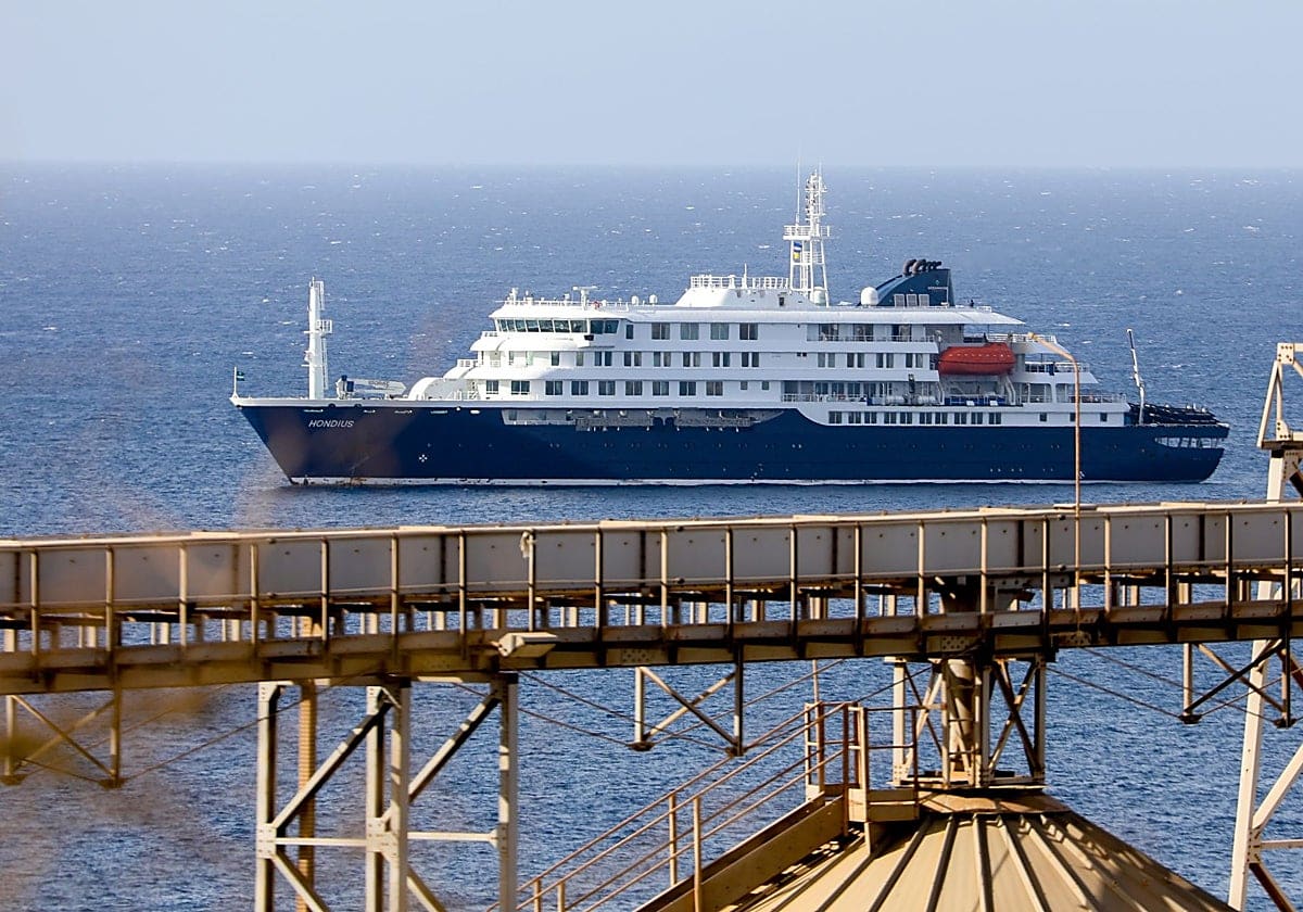 El crucero con el brote de hantavirus atracará en Canarias donde serán atendidos los pasajeros