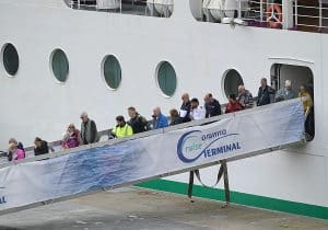 Sanidad autoriza el desembarque en La Coruña del crucero con 21 personas aisladas por gastroenteritis