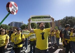 Los docentes cortan los accesos a Barcelona en una nueva jornada de huelga en Cataluña